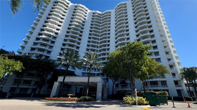 Exterior, Facade, Condo Building