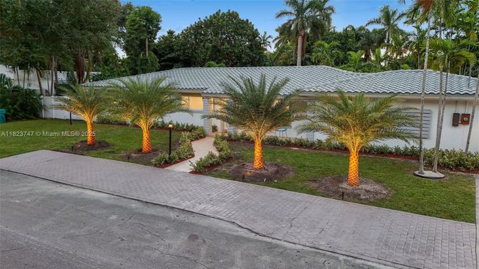 Attached, Exterior, Facade, Mediterranean