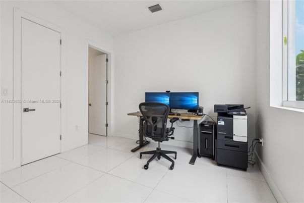 Home Office, Interior