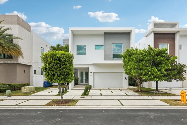 Attached, Exterior, Facade, Modern