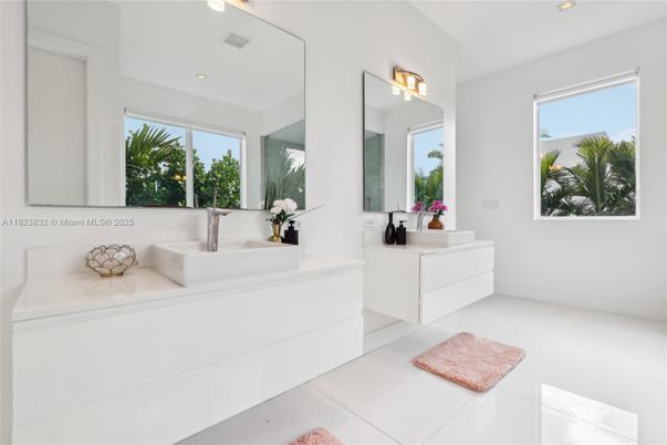 Bathroom, Interior, Recessed Lighting