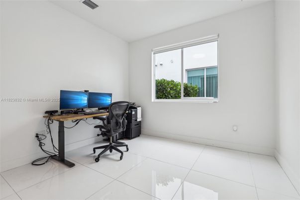 Home Office, Interior