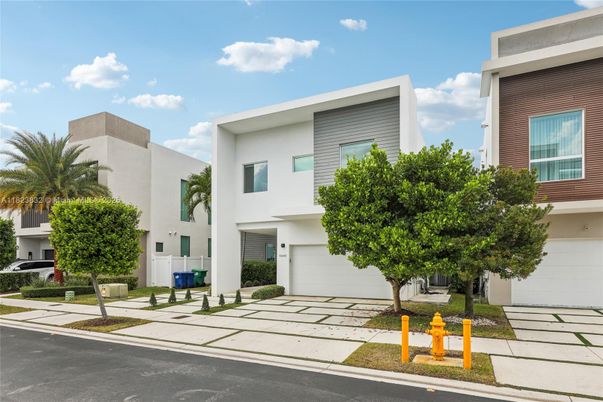 Attached, Exterior, Facade, Modern
