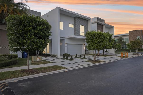 Attached, Exterior, Facade, Modern