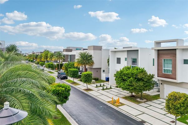 Exterior, Facade, Modern