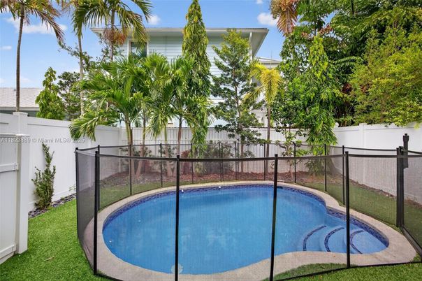 Exterior, Pool