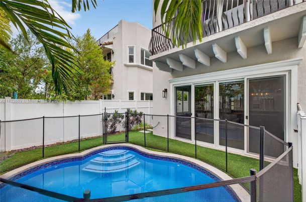 Exterior, Pool