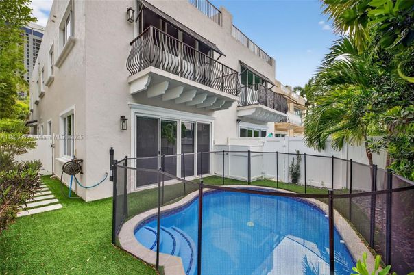 Exterior, Pool