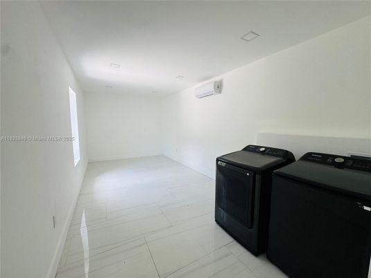 Interior, Marble, Recessed Lighting, Washer