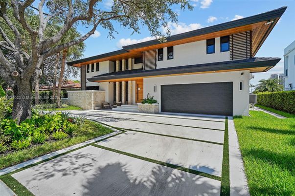 Attached, Exterior, Facade, Modern
