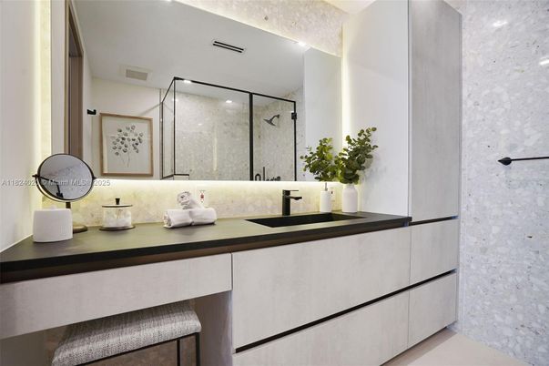 Bathroom, Dual Sink Vanities, Interior, Recessed Lighting
