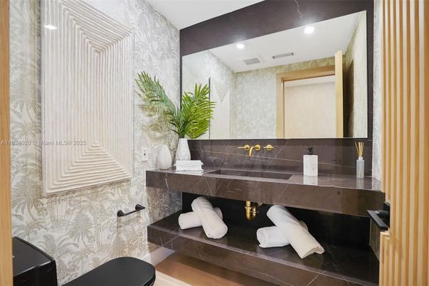 Bathroom, Interior, Recessed Lighting