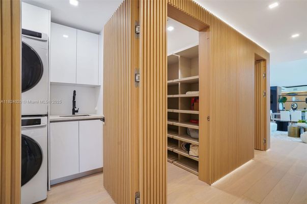 Interior, Recessed Lighting, Washer, Wood Texture Flooring