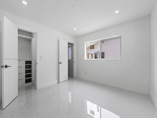 Empty room, Interior, Marble, Recessed Lighting
