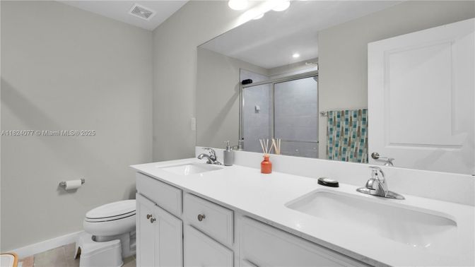 Bathroom, Dual Sink Vanities, Interior, Recessed Lighting