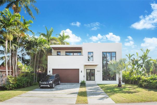 Attached, Exterior, Facade, Modern