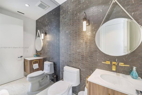 Bathroom, Interior, Recessed Lighting