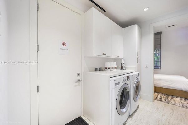 Bedroom, Interior, Marble, Recessed Lighting, Washer