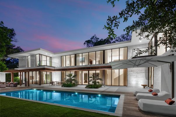 Exterior, Facade, Pool, Modern