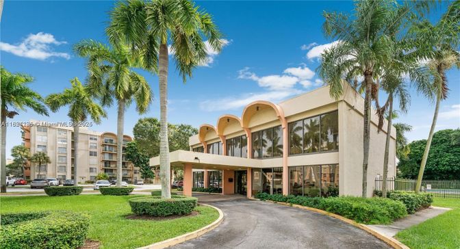 Backyard, Exterior, Facade, Condo Building