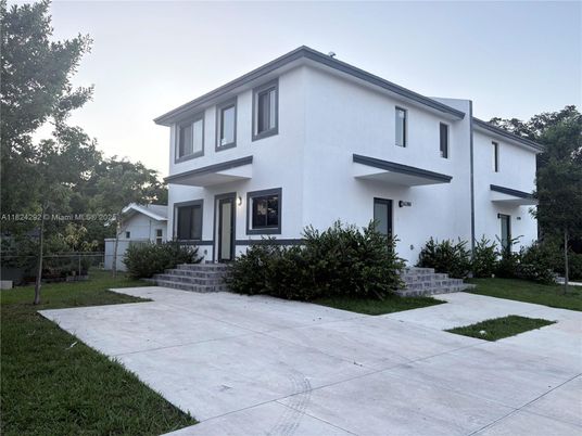 Exterior, Facade, Modern