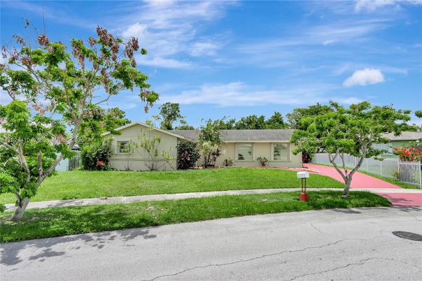 Backyard, Exterior, Facade, Ranch