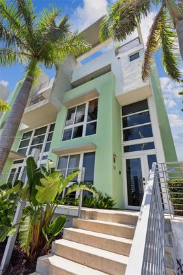 Exterior, Facade, Modern