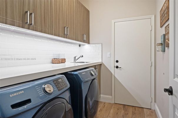 Interior, Washer, Wood Texture Flooring