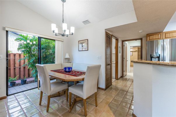 Chandelier, Dining room, Interior, Kitchen, Stainless Steel Appliances