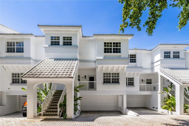 Attached, Exterior, Facade, Mediterranean