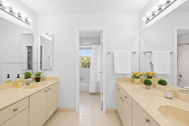 Bathroom, Dual Sink Vanities, Interior
