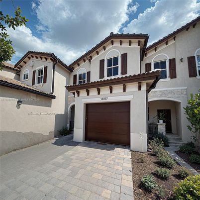 Attached, Exterior, Facade, Mediterranean
