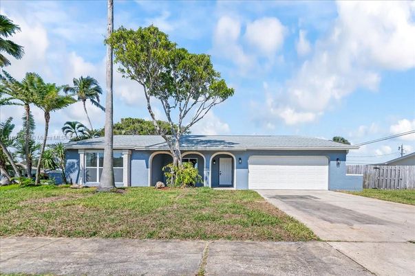 Attached, Exterior, Facade, Ranch