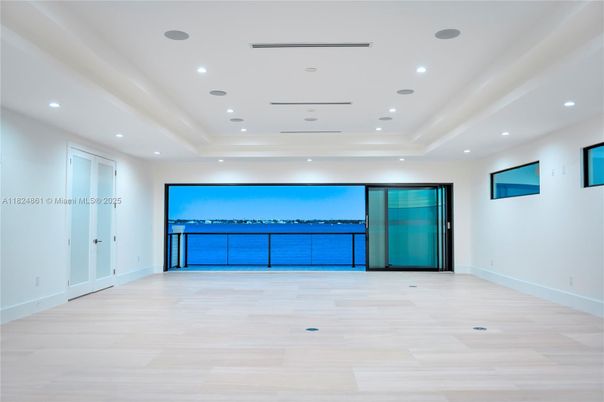 Empty room, Interior, Recessed Lighting