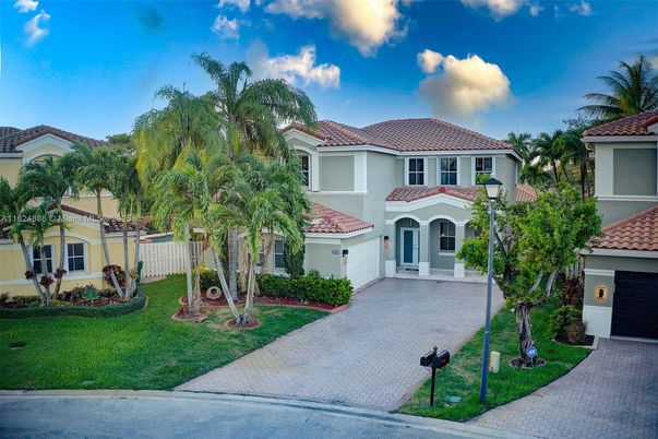 Attached, Exterior, Facade, Mediterranean