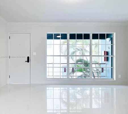 Empty room, Interior