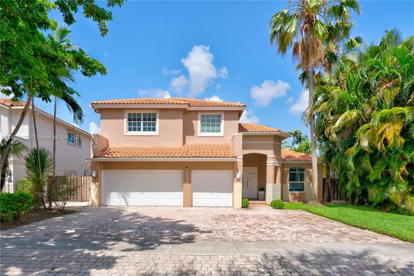 Attached, Exterior, Facade, Mediterranean