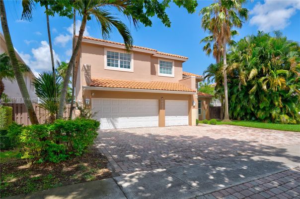 Attached, Exterior, Facade, Mediterranean