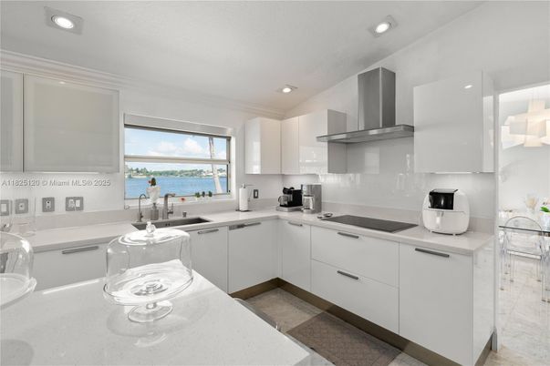 Interior, Kitchen, Recessed Lighting, Water