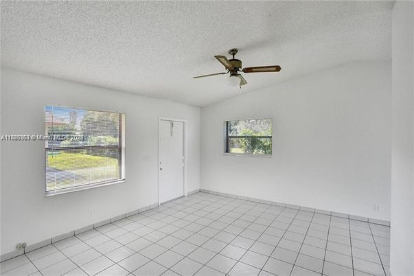 Empty room, Interior