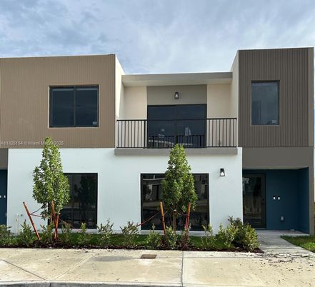 Exterior, Facade, Modern