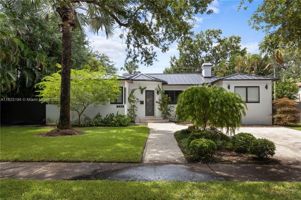 Exterior, Facade, Ranch