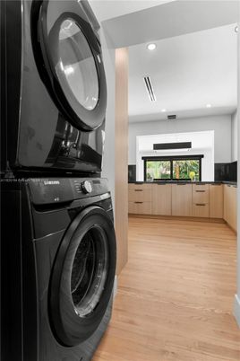 Interior, Recessed Lighting, Washer, Wood Texture Flooring