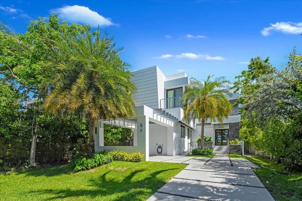 Backyard, Exterior, Facade, Modern
