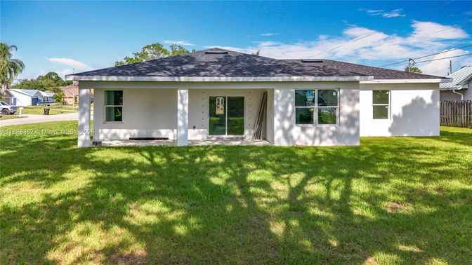 Backyard, Exterior, Facade, Ranch