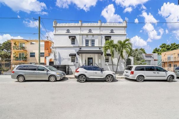 Exterior, Facade, Rowhouse