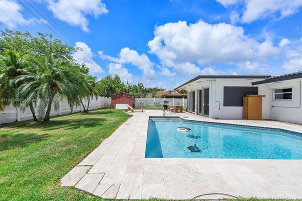 Exterior, Pool