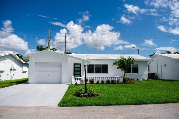 Attached, Exterior, Facade, Ranch