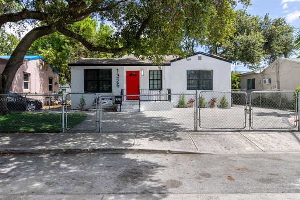 Exterior, Facade, Ranch
