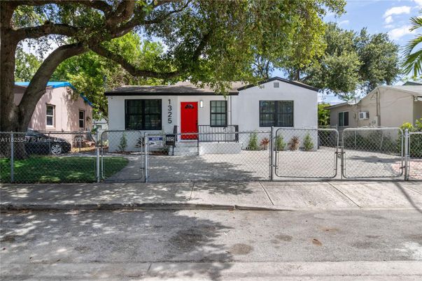 Exterior, Facade, Ranch